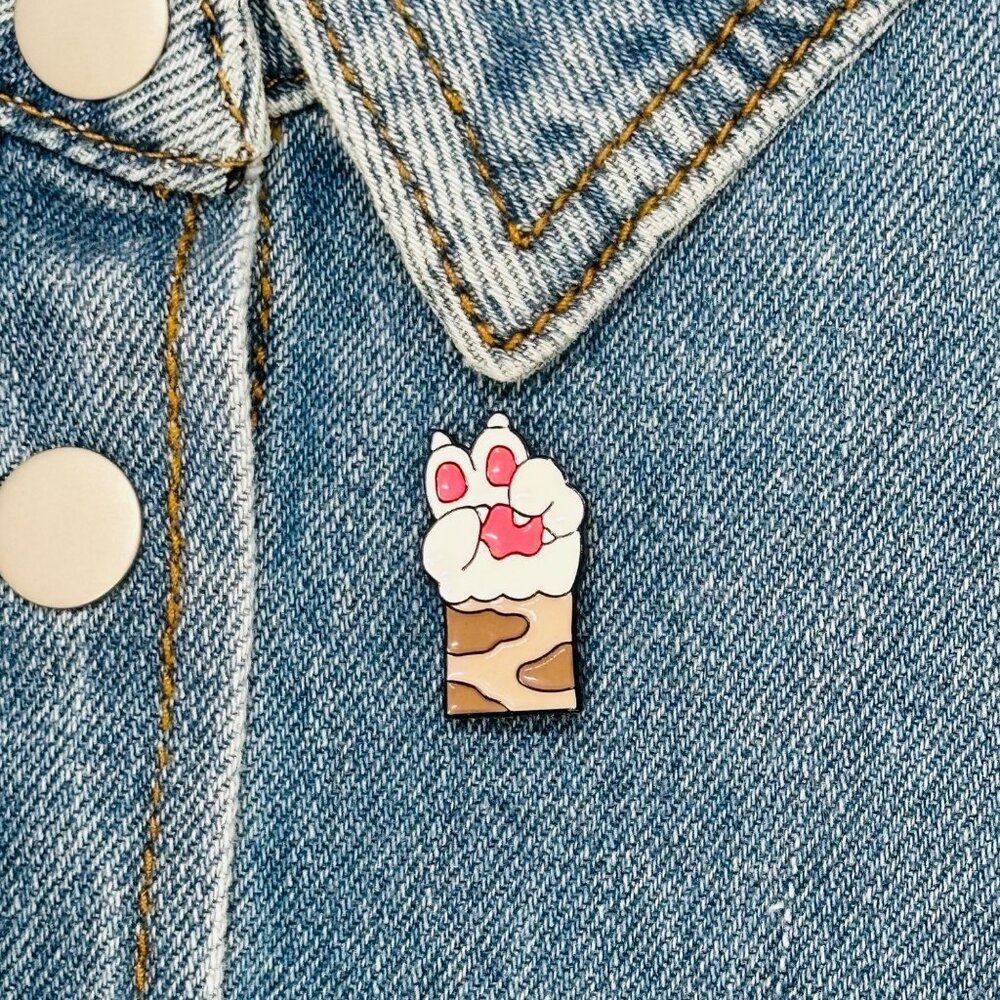 🤩Plam for Win Enamel Pin Cat Paw Shape Alloy Enamel Pin Brooch In Camo Sleeve🤩